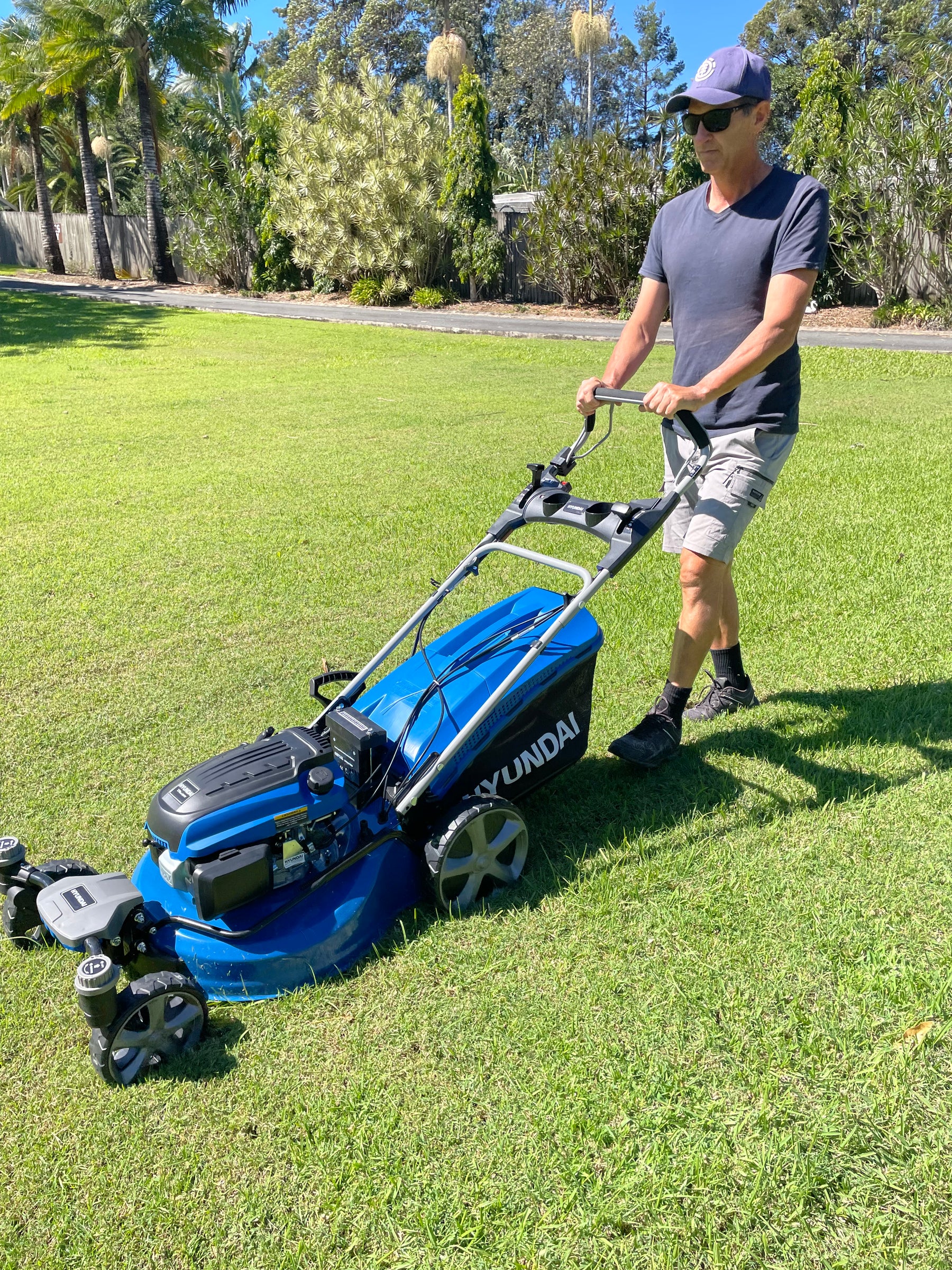 Revolutionize Your Lawn Care Routine with the Hyundai 20" Petrol Zero Turn Lawn Mower: Electric Start, Self-Propelled, and Durable Steel Deck